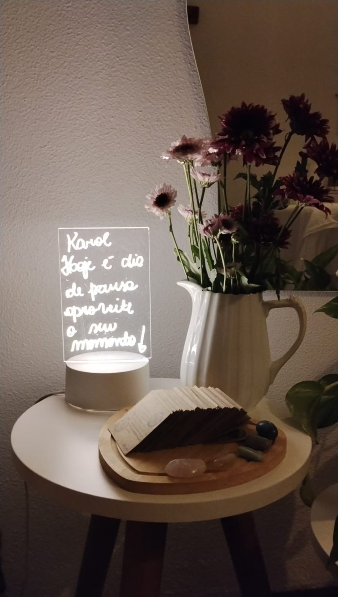 Abajur com recado, flores e pedras: pequenos detalhes em cada atendimento.