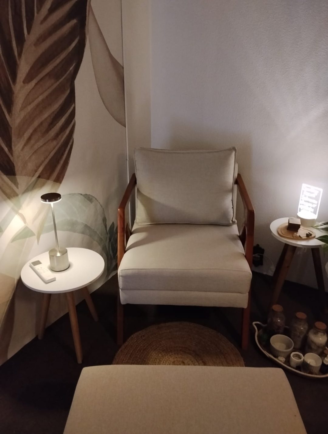 Poltrona, luz de apoio e bandeja com xícaras para o descanso.